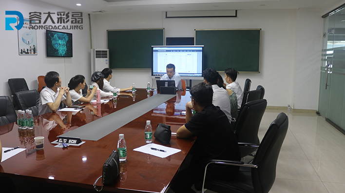 Rongda Colour Crystal Technology Director trains customer team on the software and hardware usage of multi-media touch-in-one machine！